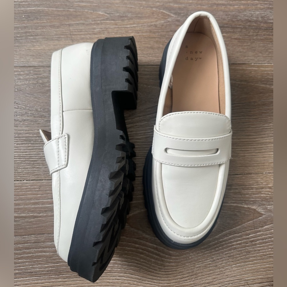 NWOT Black and White Platform Loafers - Picture 4 of 5